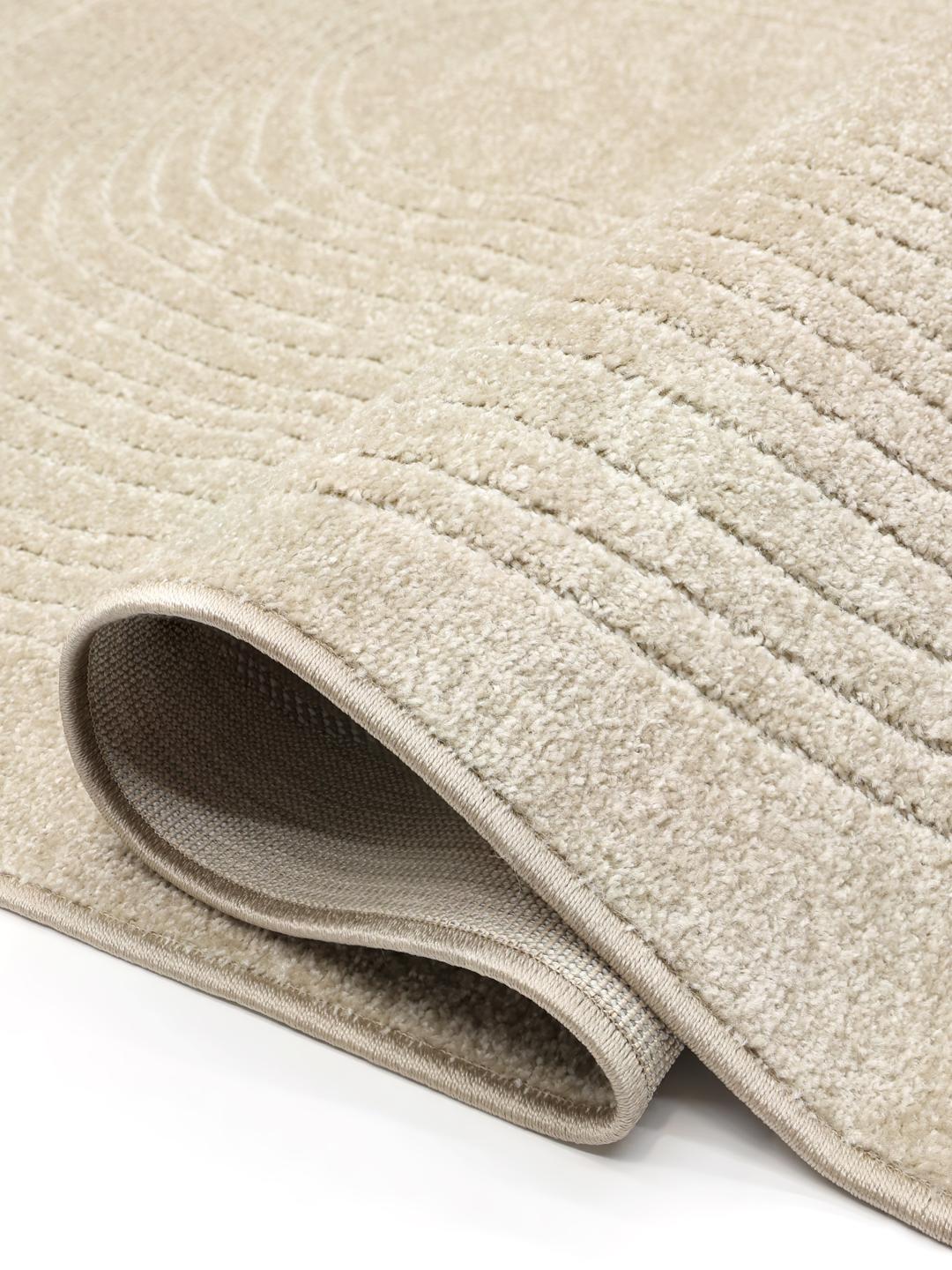 Beige tæppe med organiske linjer