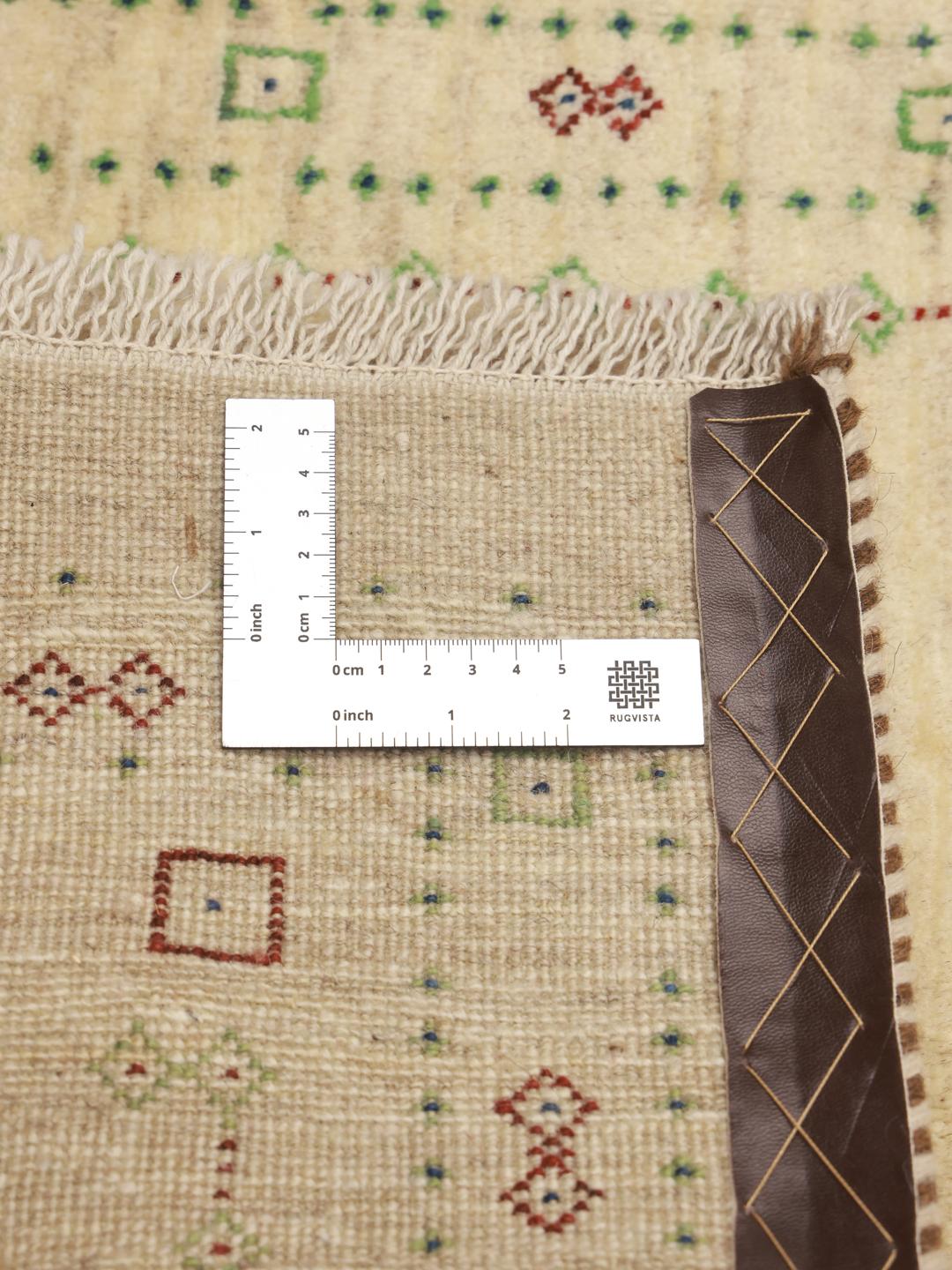 Håndknyttet beige Gabbeh-tæppe fra Mellemøsten med fine dekorative motiver