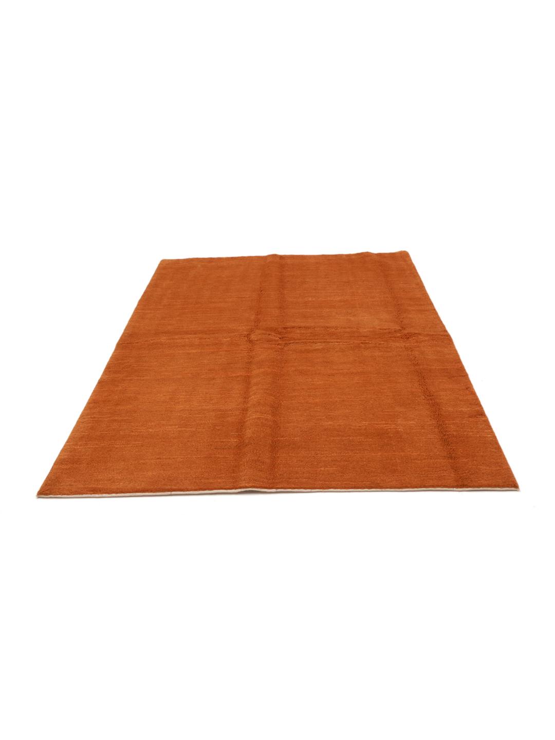 Een warm, oranje Gabbeh-tapijt uit het Midden-Oosten met een zachte, pluche textuur.