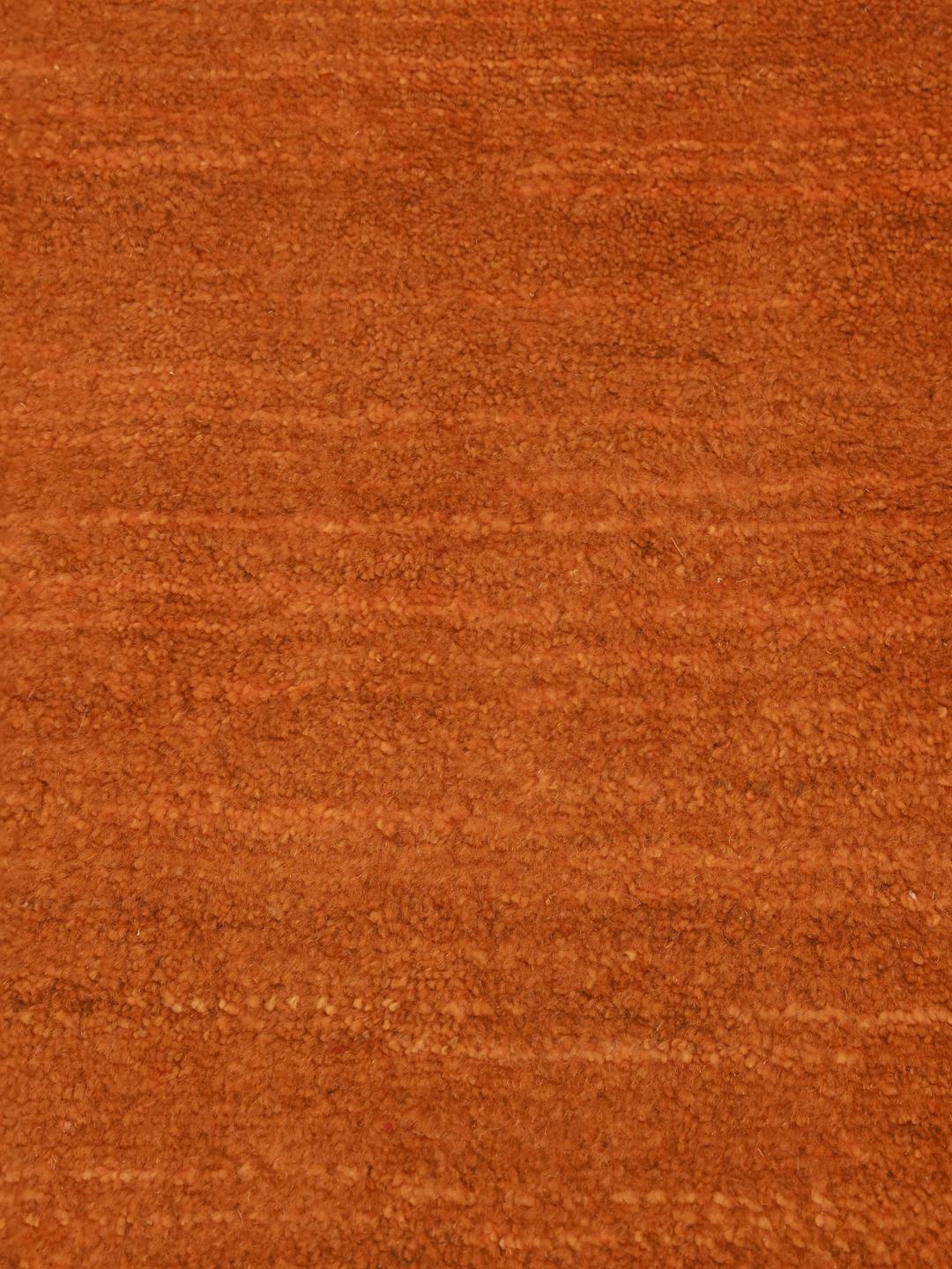 Een warm, oranje Gabbeh-tapijt uit het Midden-Oosten met een zachte, pluche textuur.