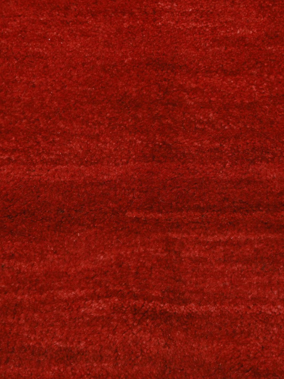 Un tapis Gabbeh rouge noué à la main originaire du Moyen-Orient