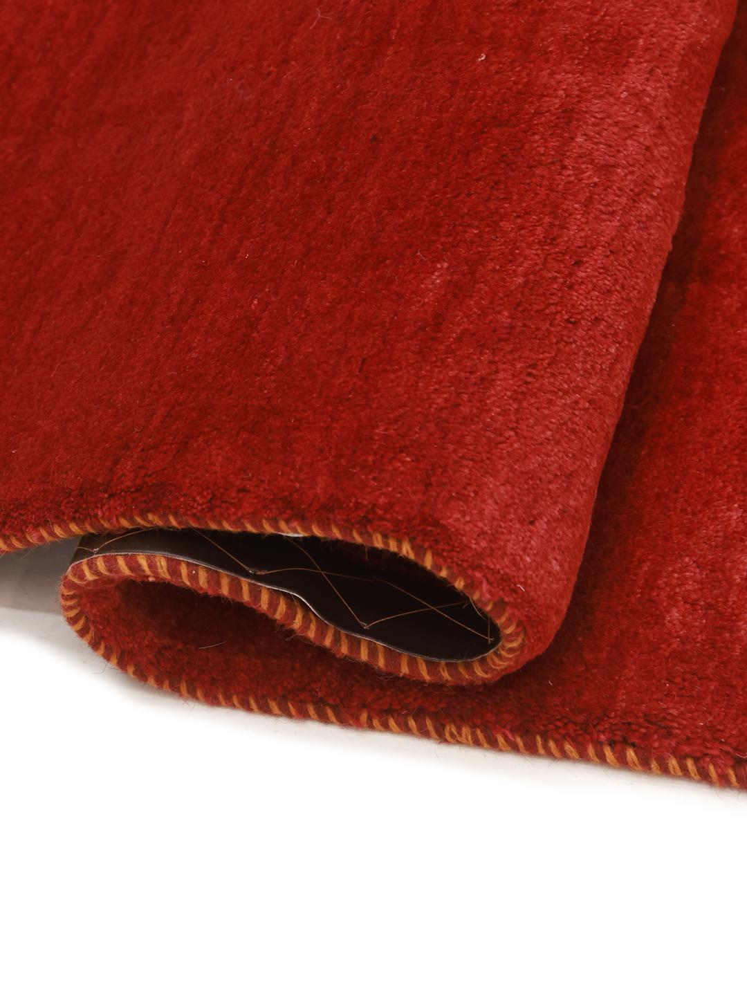 Un tapis Gabbeh rouge noué à la main originaire du Moyen-Orient