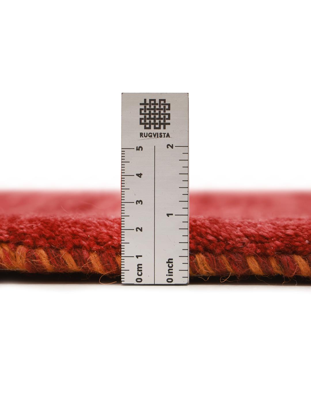 Un tapis Gabbeh rouge noué à la main originaire du Moyen-Orient