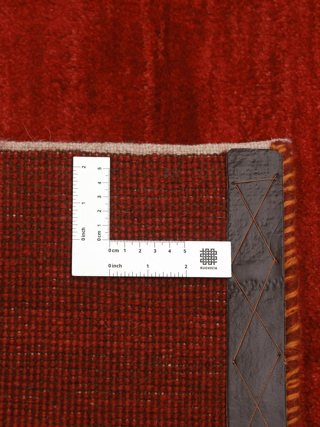 Un tapis Gabbeh rouge noué à la main originaire du Moyen-Orient