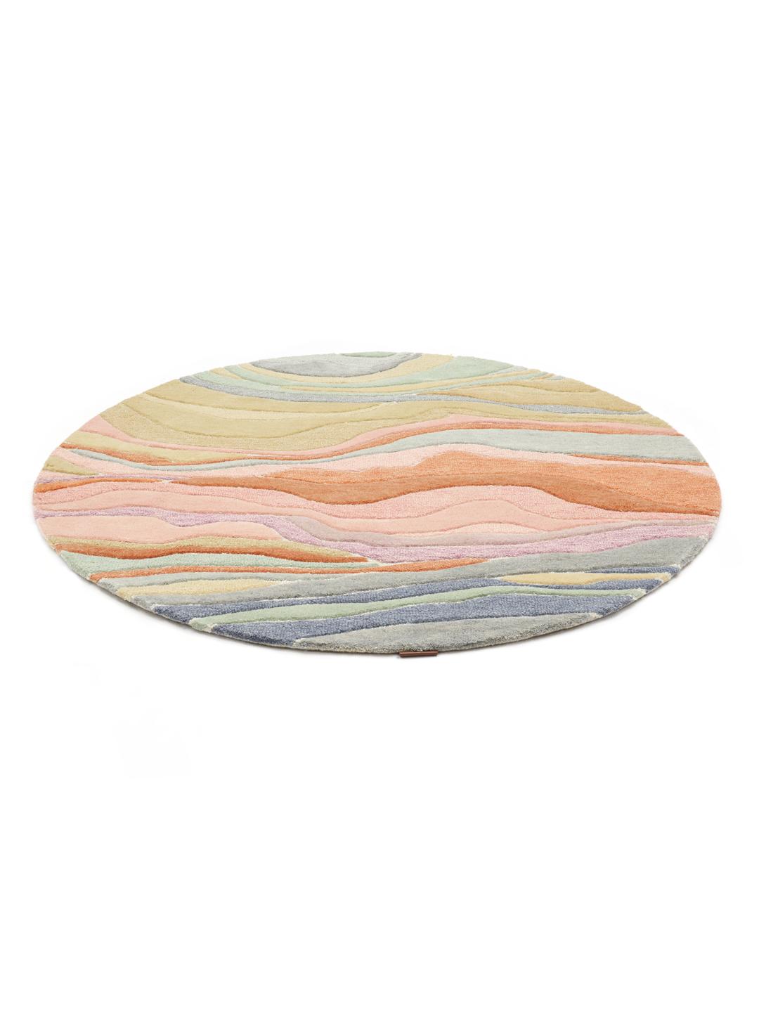 Een rond meerkleurig tapijt met organische, vloeiende lijnen in zachte pastel- en aardetinten.