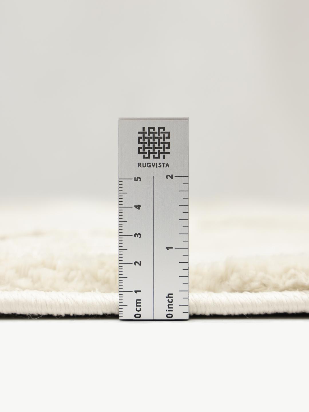Tapis blanc crème avec des lignes abstraites en relief
