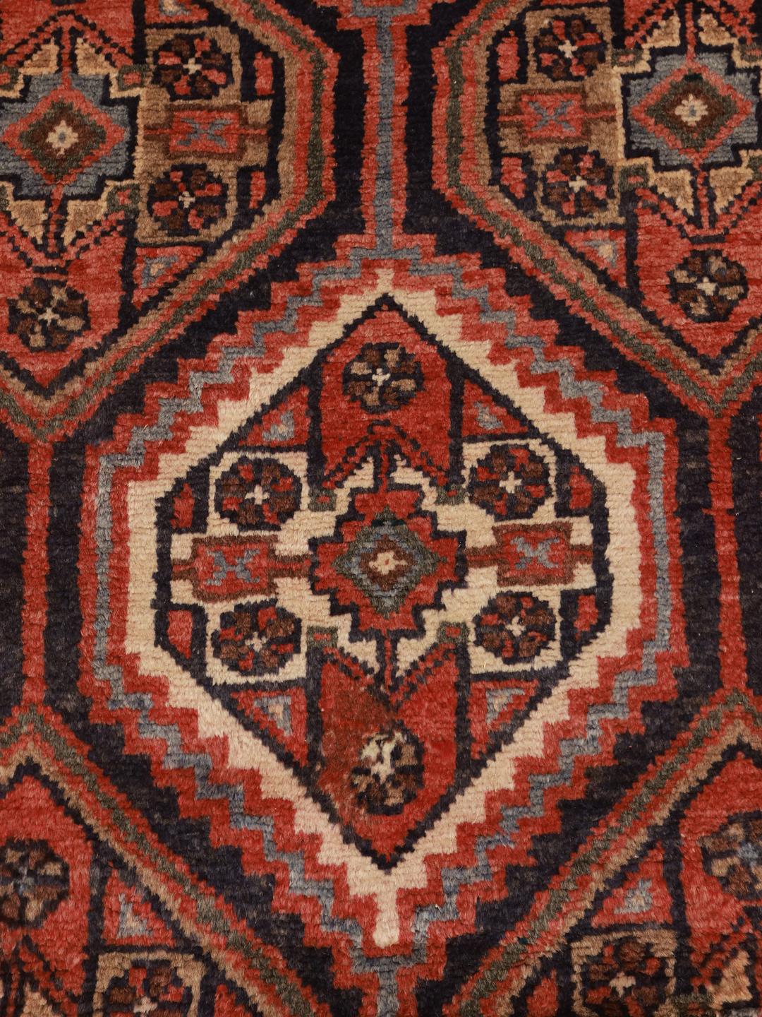 Een handgeknoopte Mahal loper uit het Midden-Oosten met een donkerrood en geometrisch ontwerp.