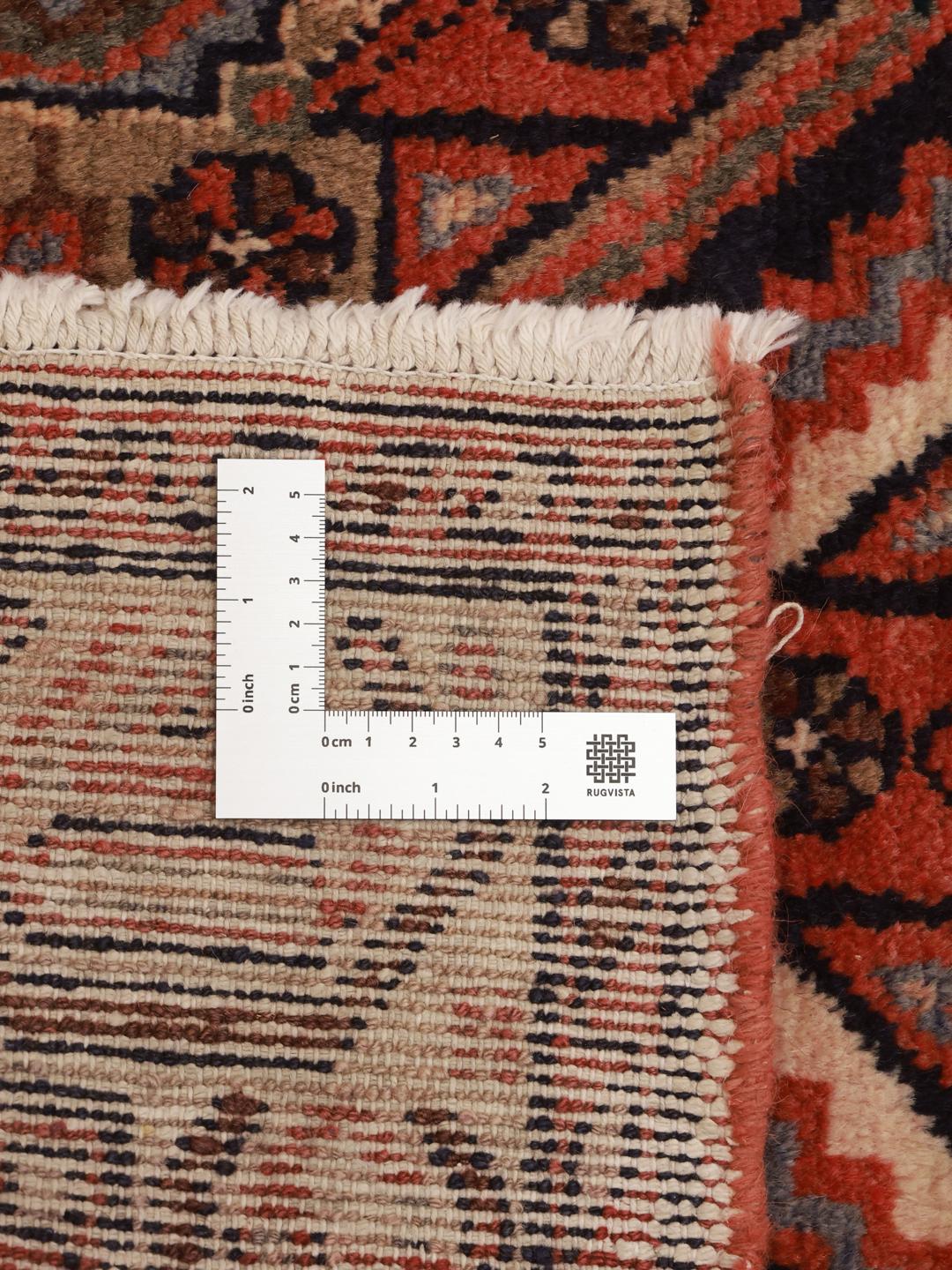 Een handgeknoopte Mahal loper uit het Midden-Oosten met een donkerrood en geometrisch ontwerp.