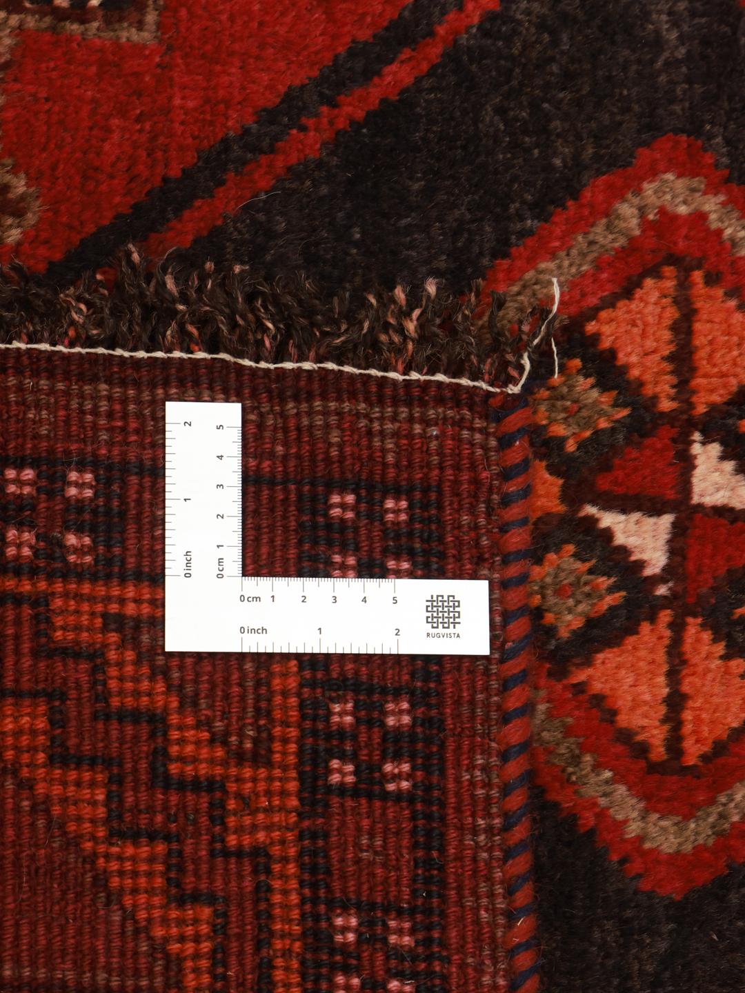 Et håndknyttet rødt og mørkt Shiraz-tæppe med geometriske diamantmotiver fra Mellemøsten.