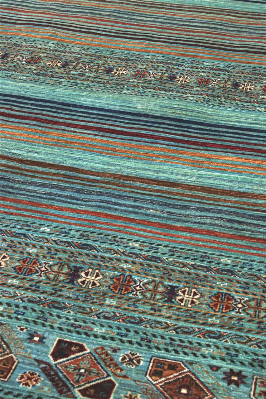 Alfombra afgana hecha a mano con rayas en color azul cerceta y multicolor y bandas geométricas ornamentadas