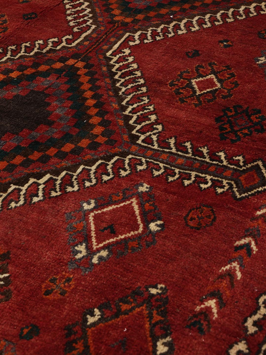 Handgeknoopt rood Shiraz-tapijt uit het Midden-Oosten met geometrische patronen