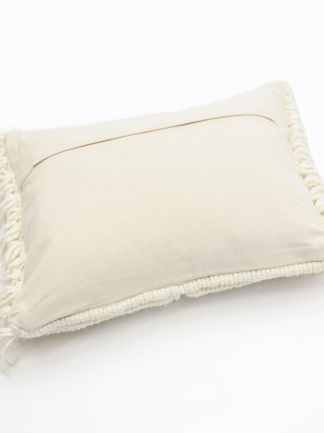 Vierkante witte kussenhoes met een textuurrijk oppervlak van wol en franjes