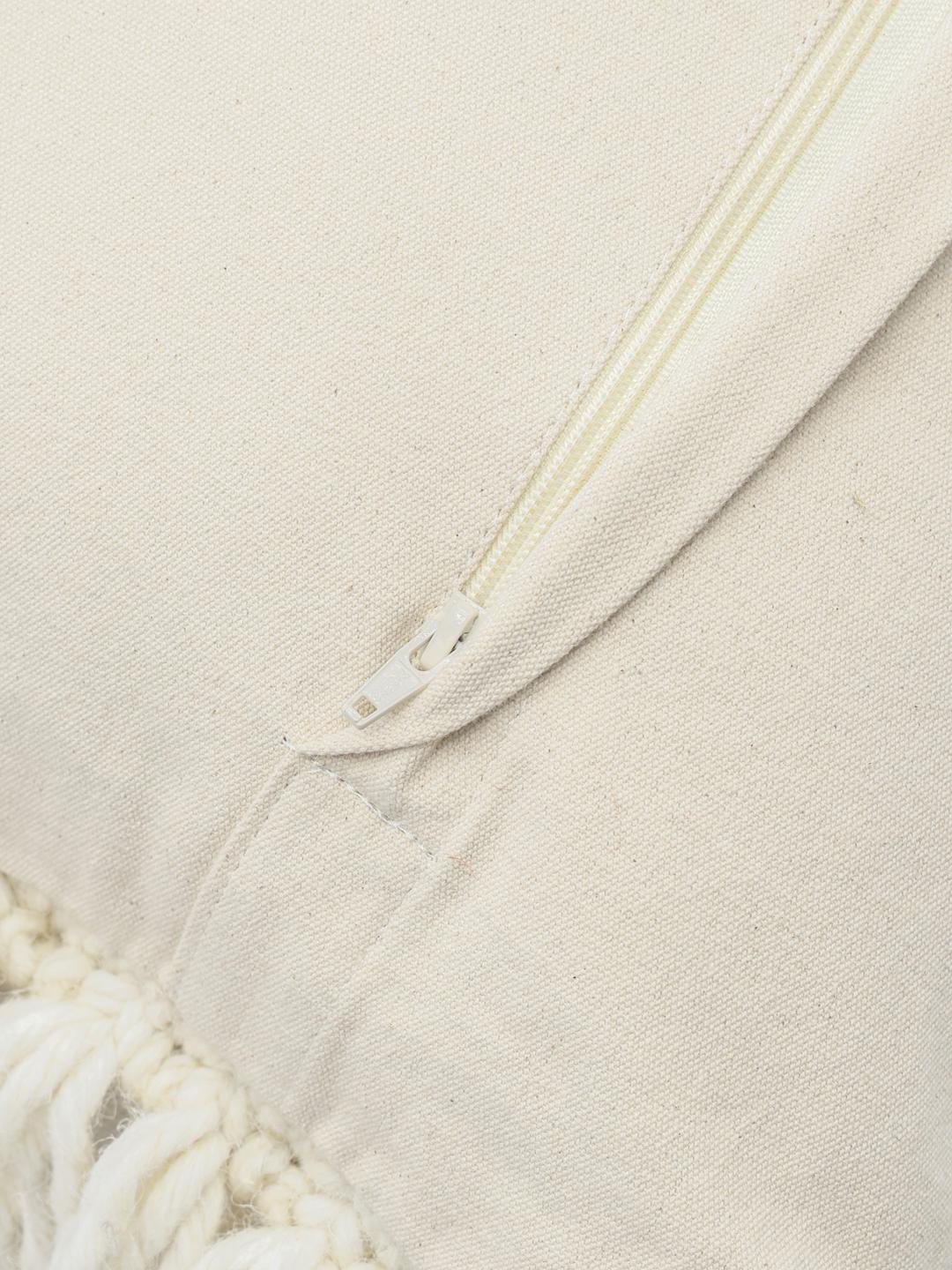 Vierkante witte kussenhoes met een textuurrijk oppervlak van wol en franjes