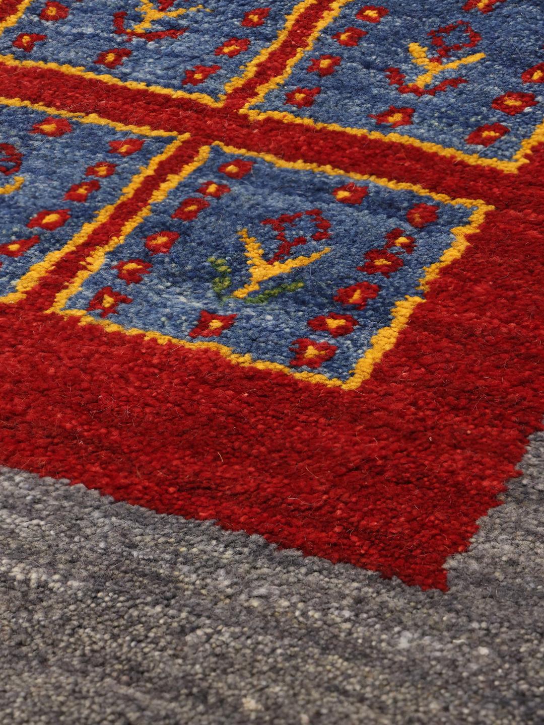 Håndknyttet Gabbeh-tæppe fra Mellemøsten med et levende rødt og blåt geometrisk design