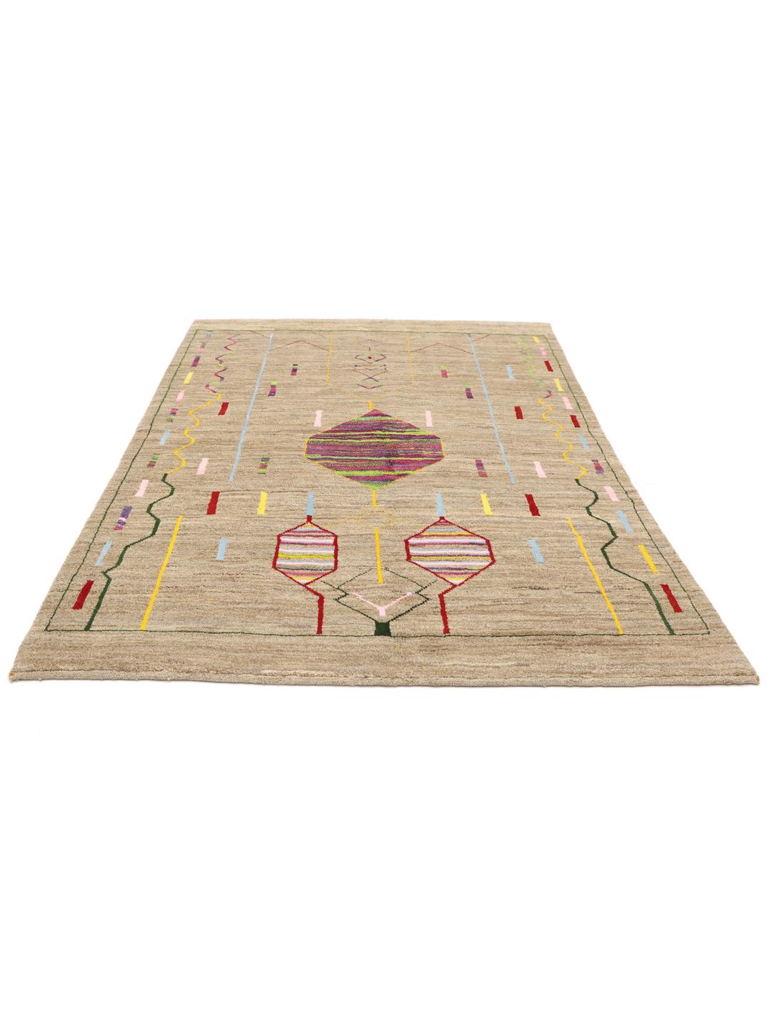 Håndknyttet marokkansk Berber-tæppe med flerfarvede geometriske motiver på en beige uldbaggrund