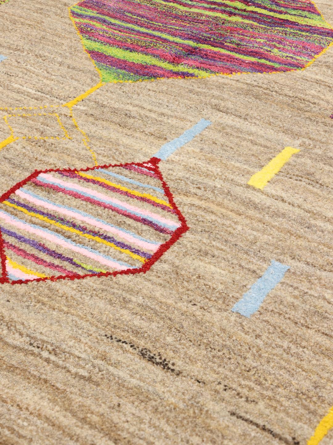 Håndknyttet marokkansk Berber-tæppe med flerfarvede geometriske motiver på en beige uldbaggrund
