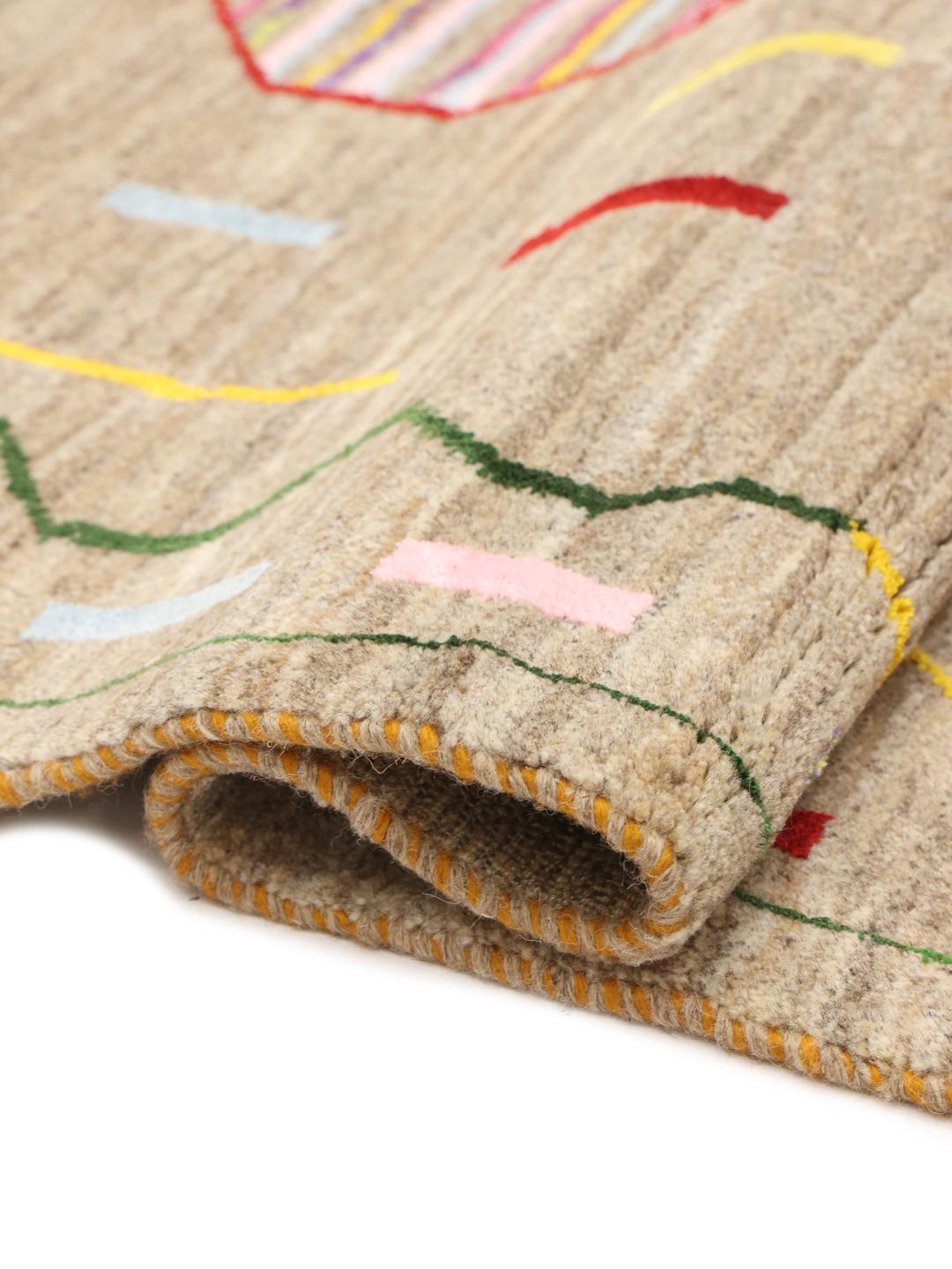 Håndknyttet marokkansk Berber-tæppe med flerfarvede geometriske motiver på en beige uldbaggrund