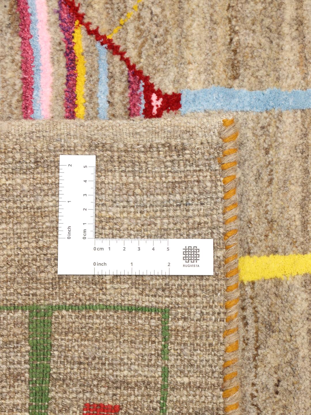 Håndknyttet marokkansk Berber-tæppe med flerfarvede geometriske motiver på en beige uldbaggrund