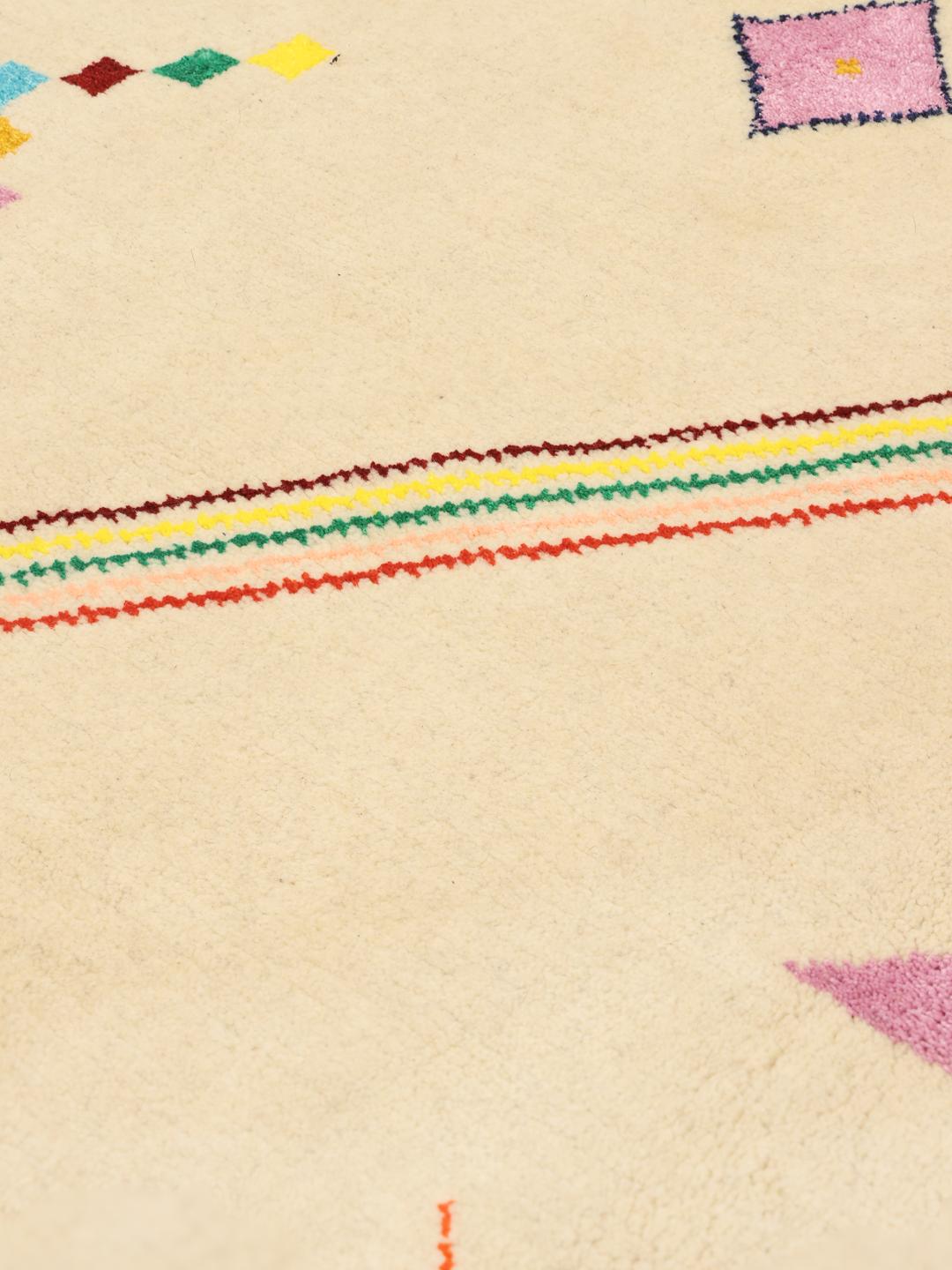 Håndknyttet marokkansk Berber-tæppe fra Mellemøsten med en beige baggrund og farverige abstrakte motiver.