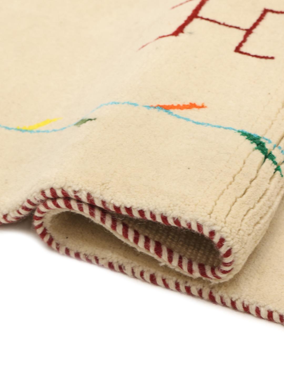 Håndknyttet marokkansk Berber-tæppe fra Mellemøsten med en beige baggrund og farverige abstrakte motiver.