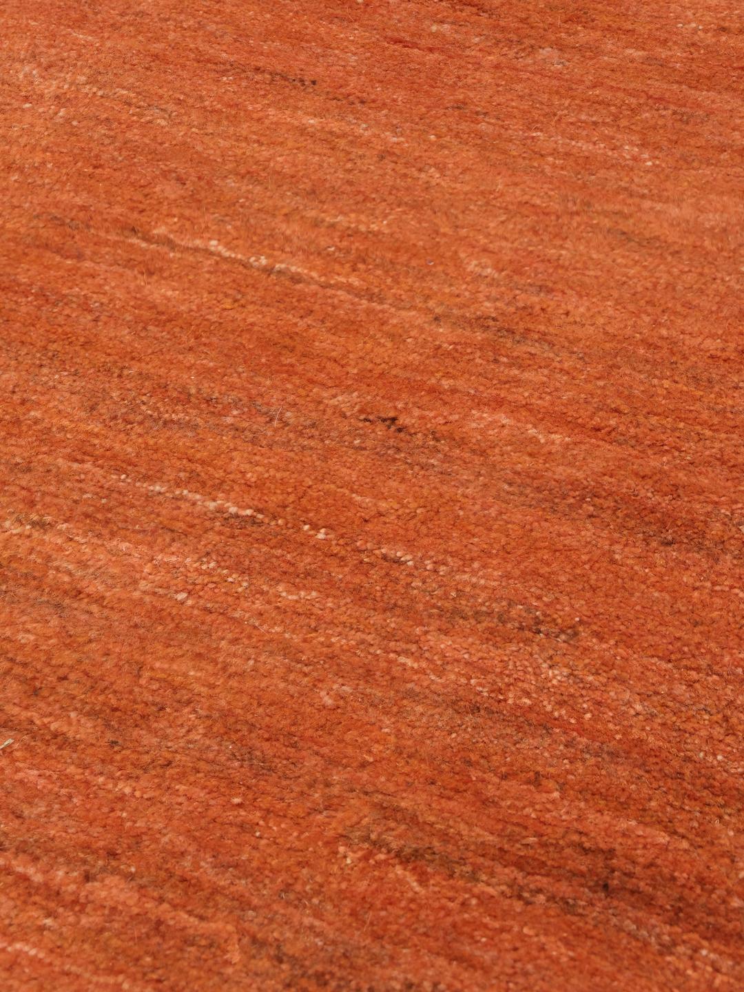 Een rood handgeknoopt Gabbeh-tapijt uit het Midden-Oosten