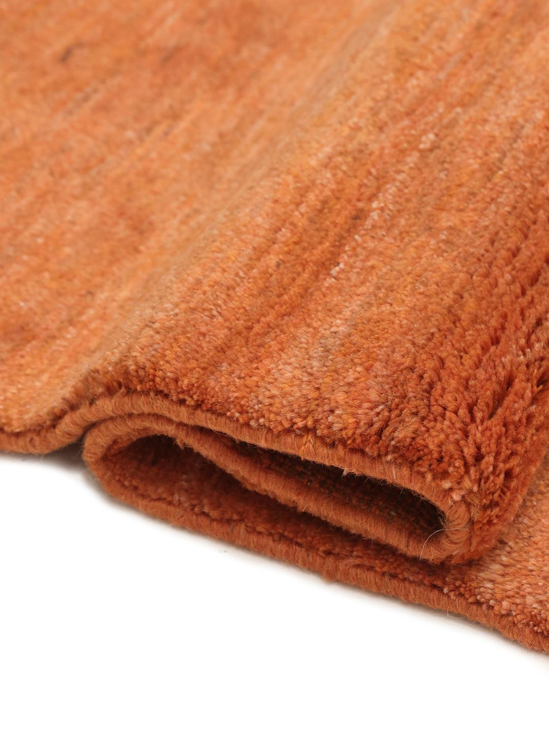 Een rood handgeknoopt Gabbeh-tapijt uit het Midden-Oosten