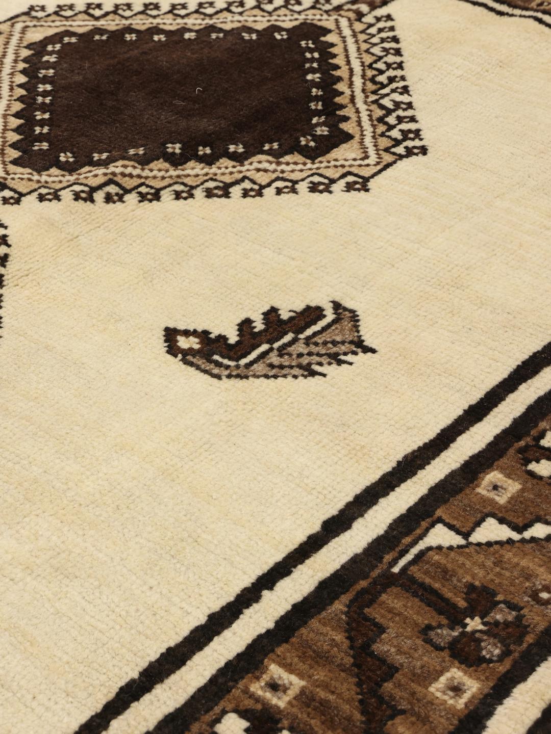 Hand-knotted Shiraz rug with geometric diamond motifs in beige and brown tones