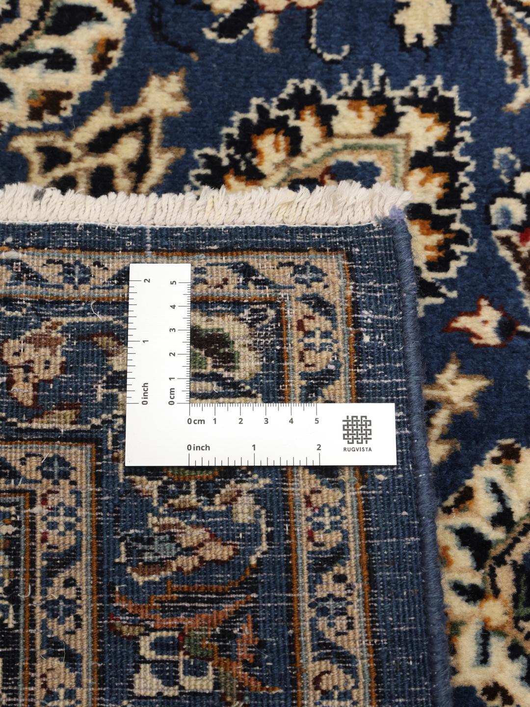 Et stort rektangulært håndknyttet Kashmar-tæppe fra Mellemøsten med en dybblå baggrund og et blomstret medaljonmønster.