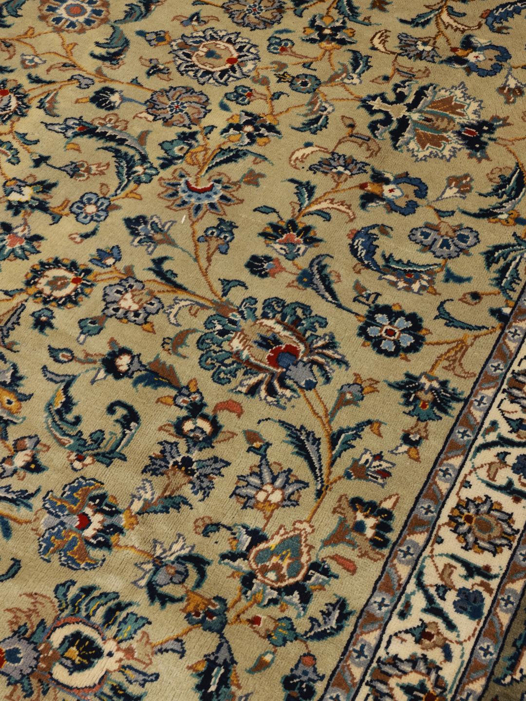 Handgeknoopt Keshan-tapijt uit het Midden-Oosten in beige met bloemmotieven