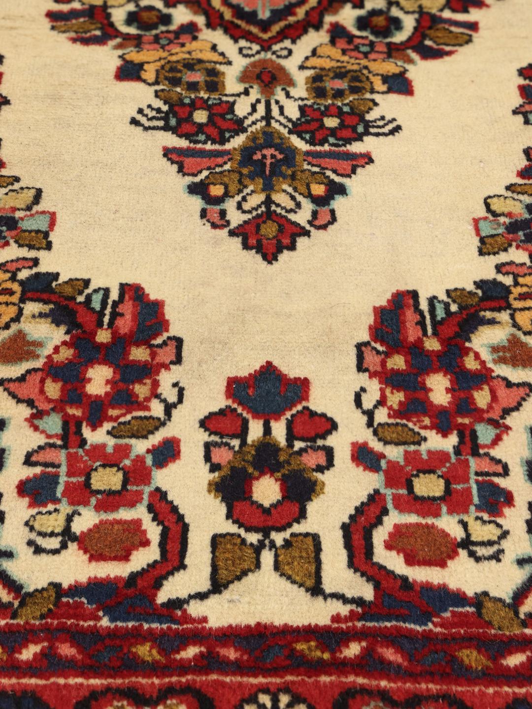 Handgeknoopt Lillian-tapijt met bloemenmedaillon in rode en beige tinten