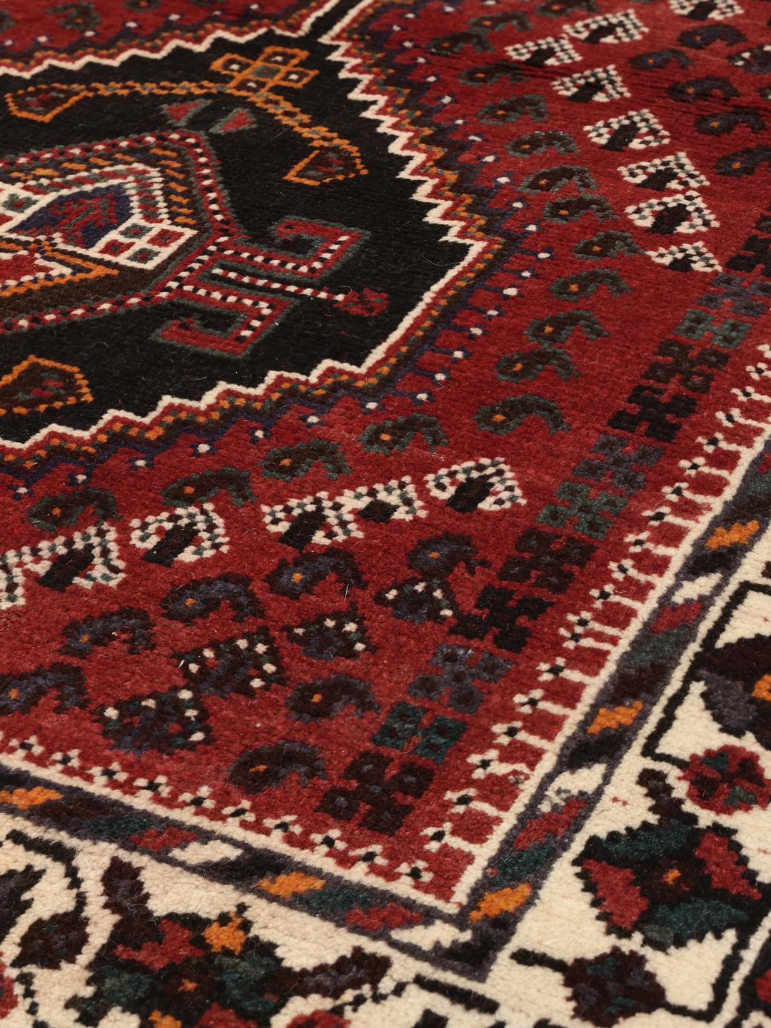 Håndknyttet Shiraz-tæppe fra Mellemøsten med et mørkerødt og sort geometrisk design