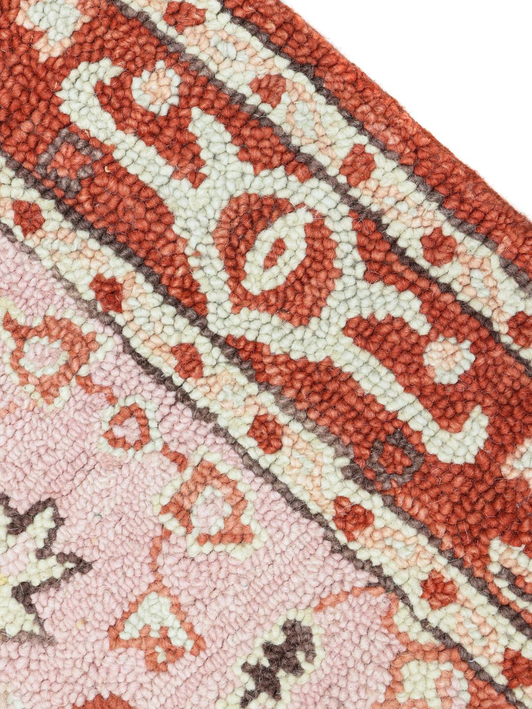 rood en roze wollen vloerkleed