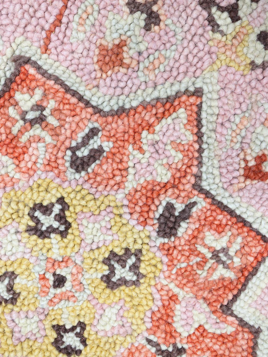 rood en roze wollen vloerkleed
