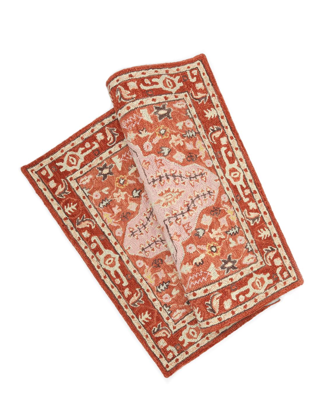 rood en roze wollen vloerkleed