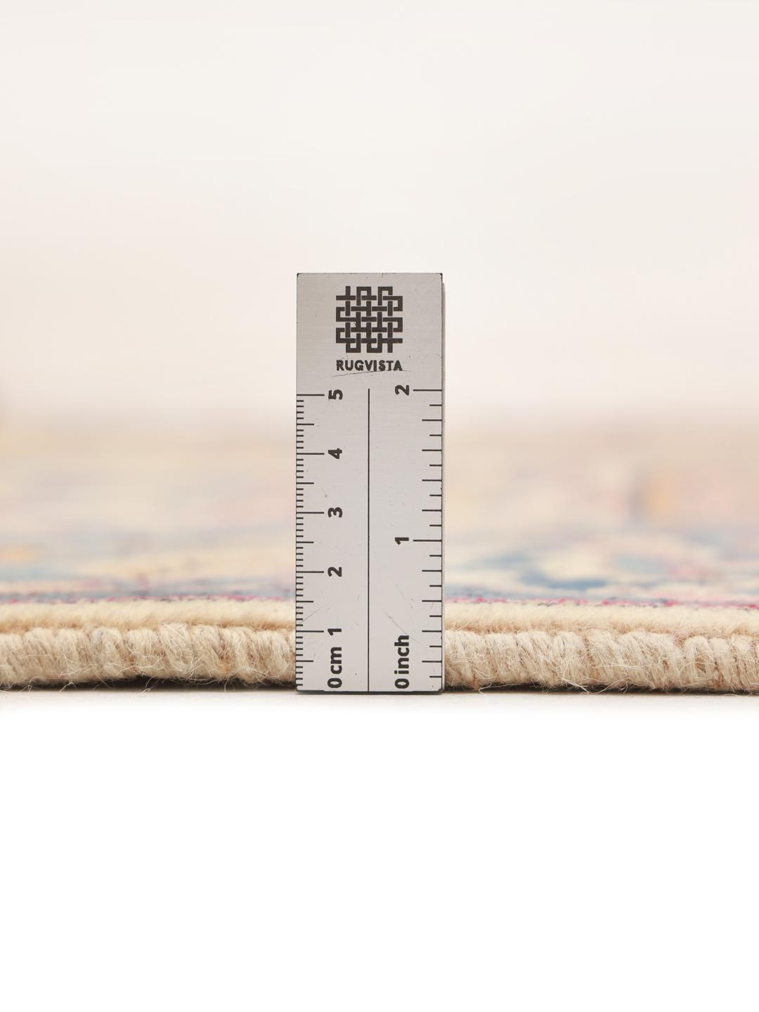 Et stort rektangulært Mashad-tæppe fra Mellemøsten med et blåt og beige billeddesign.