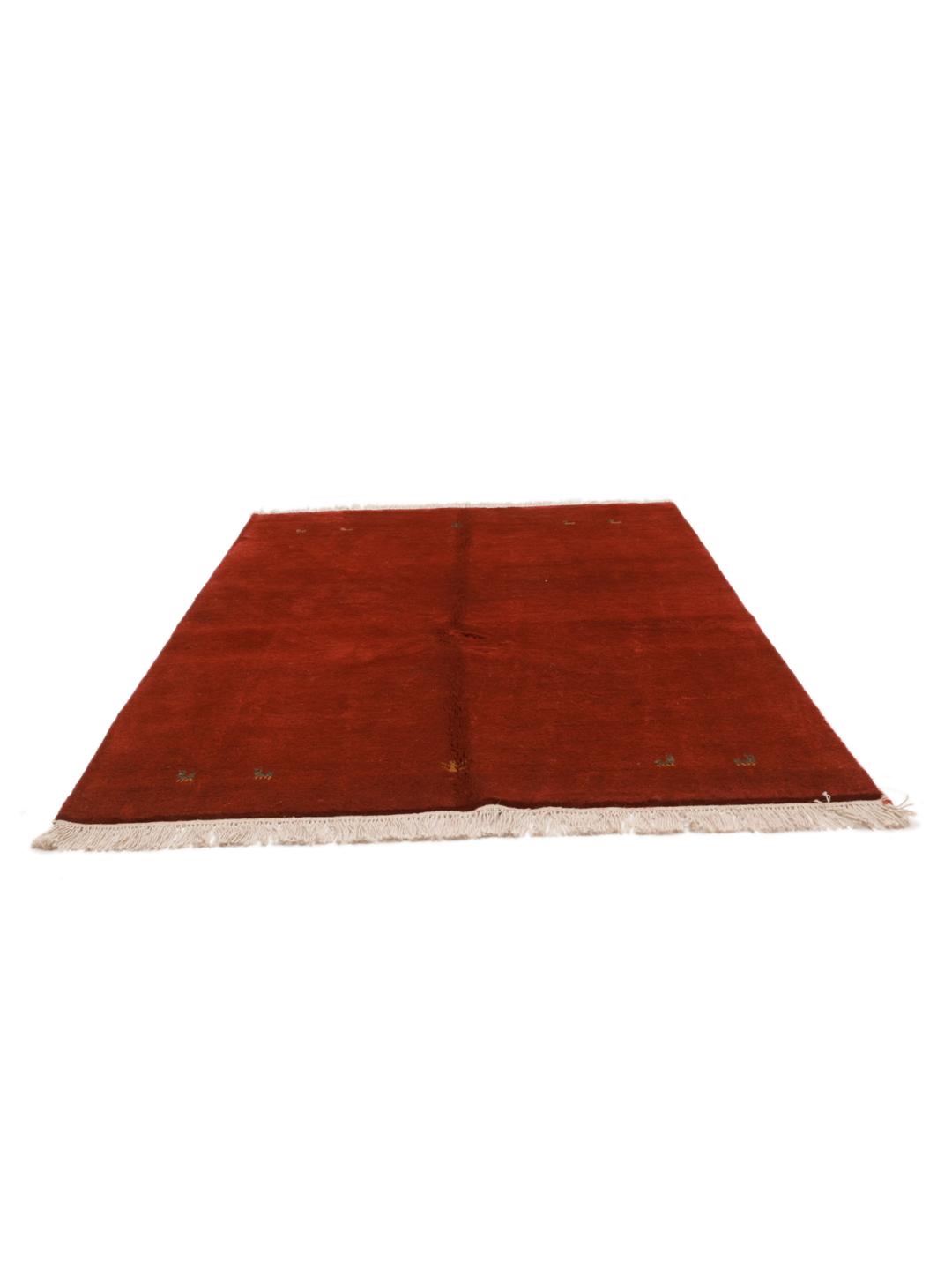 Tapis Gabbeh fait main du Moyen-Orient avec un velours en Wool rouge riche.