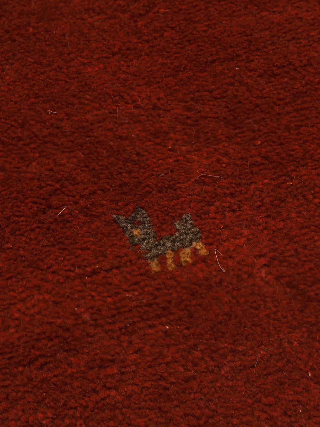 Tapis Gabbeh fait main du Moyen-Orient avec un velours en Wool rouge riche.
