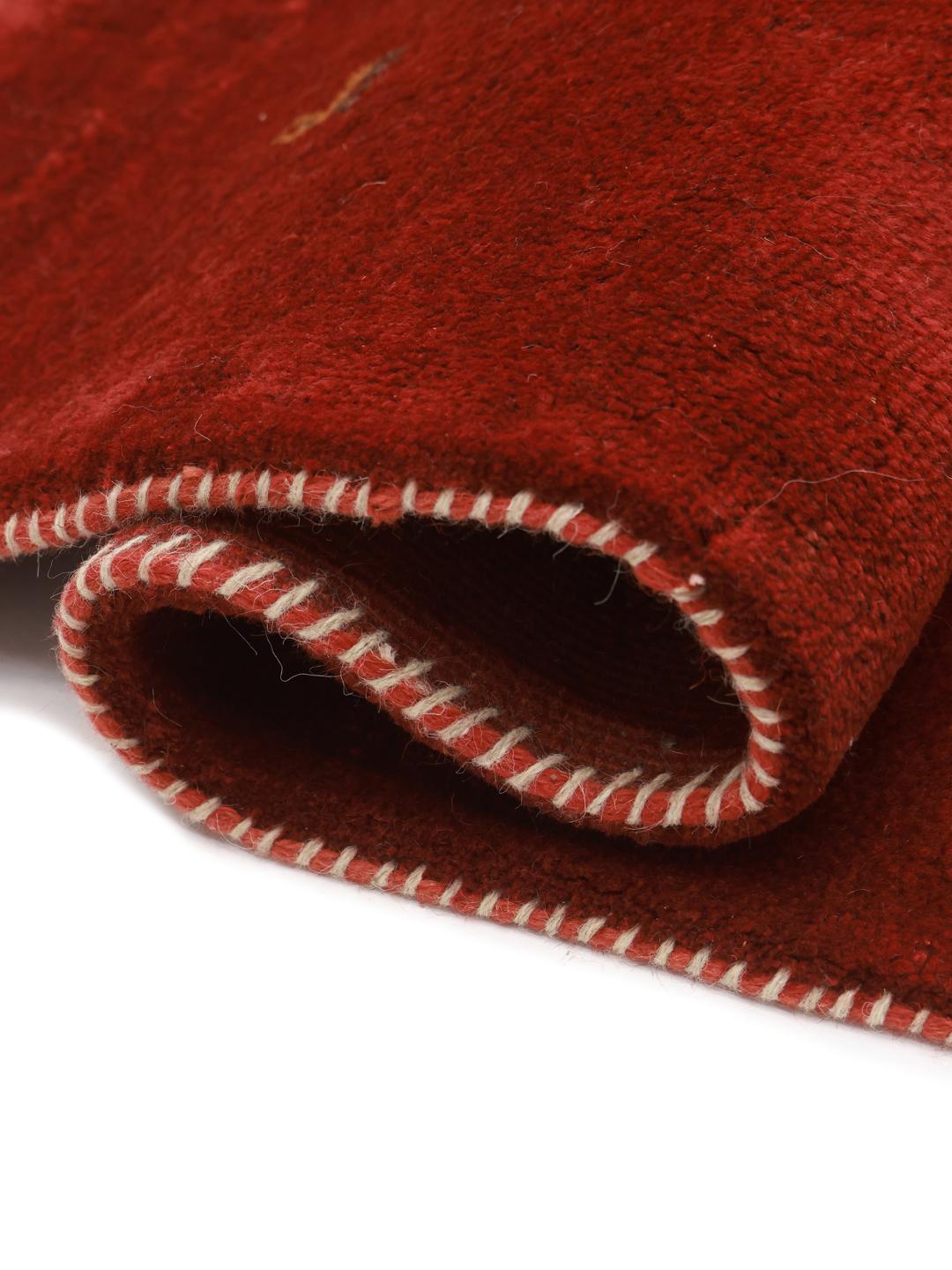 Tapis Gabbeh fait main du Moyen-Orient avec un velours en Wool rouge riche.