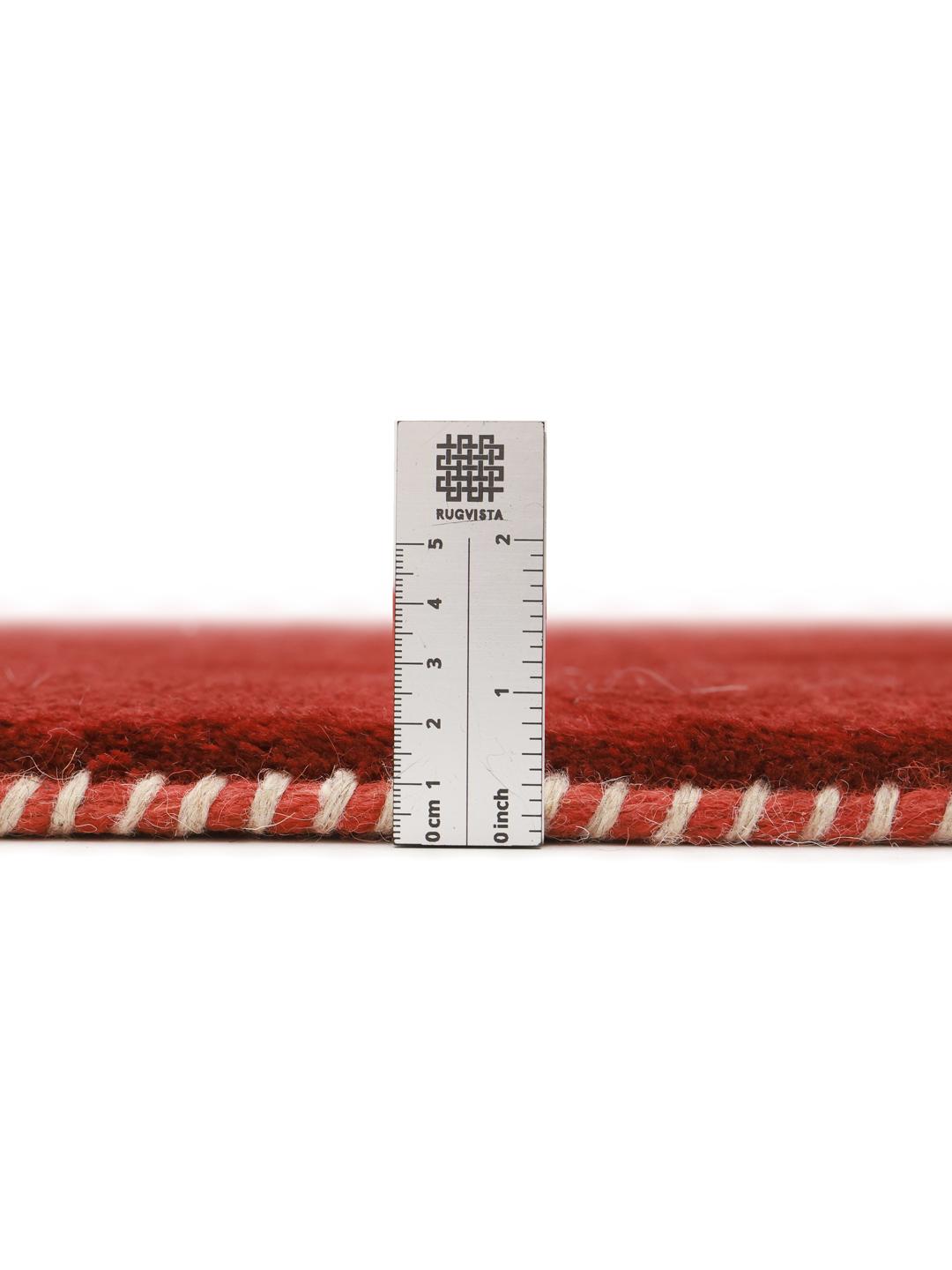 Tapis Gabbeh fait main du Moyen-Orient avec un velours en Wool rouge riche.