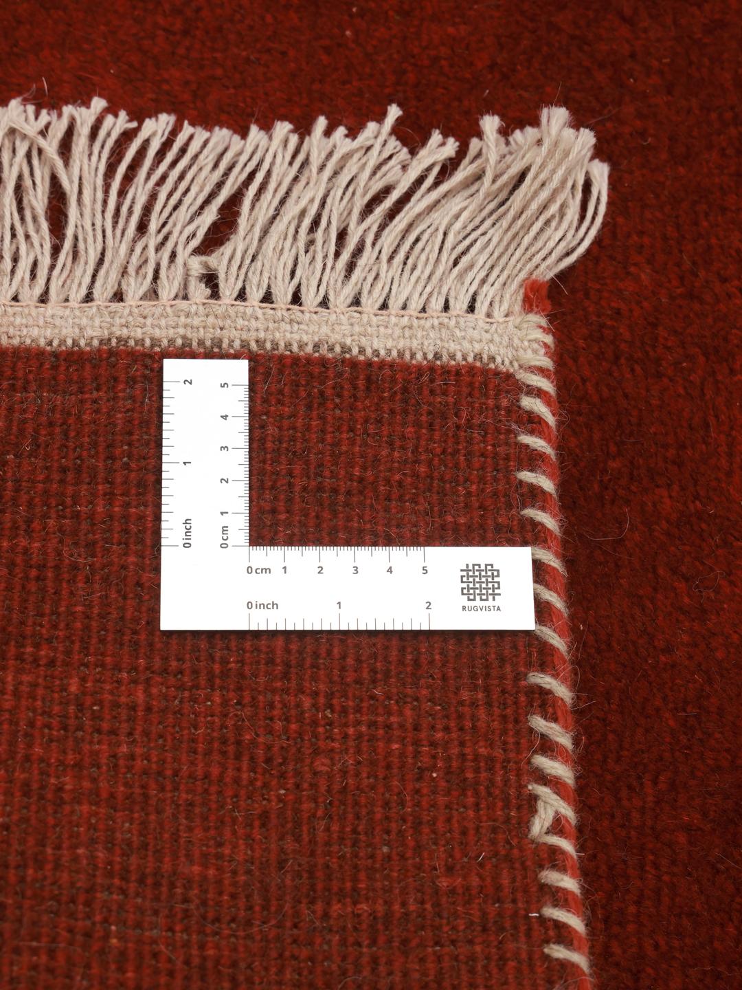 Tapis Gabbeh fait main du Moyen-Orient avec un velours en Wool rouge riche.
