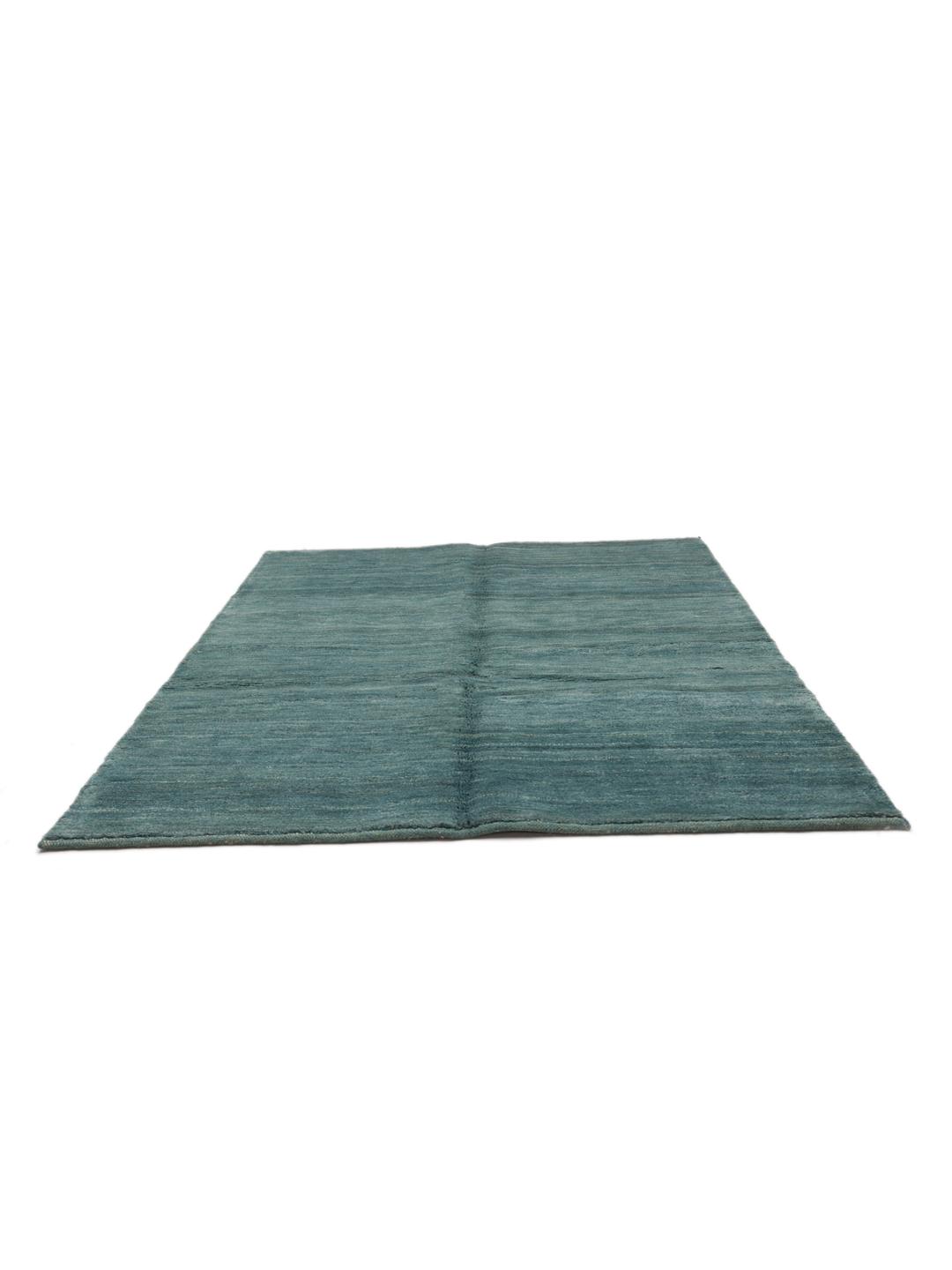 Un tapis Gabbeh rectangulaire noué à la main provenant du Moyen-Orient, dans des tons bleu profond.