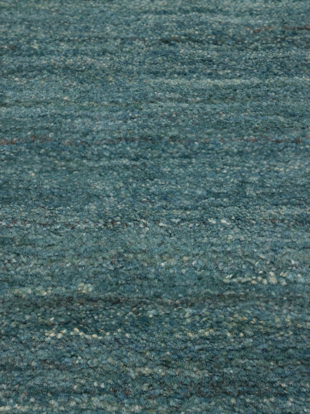 Un tapis Gabbeh rectangulaire noué à la main provenant du Moyen-Orient, dans des tons bleu profond.