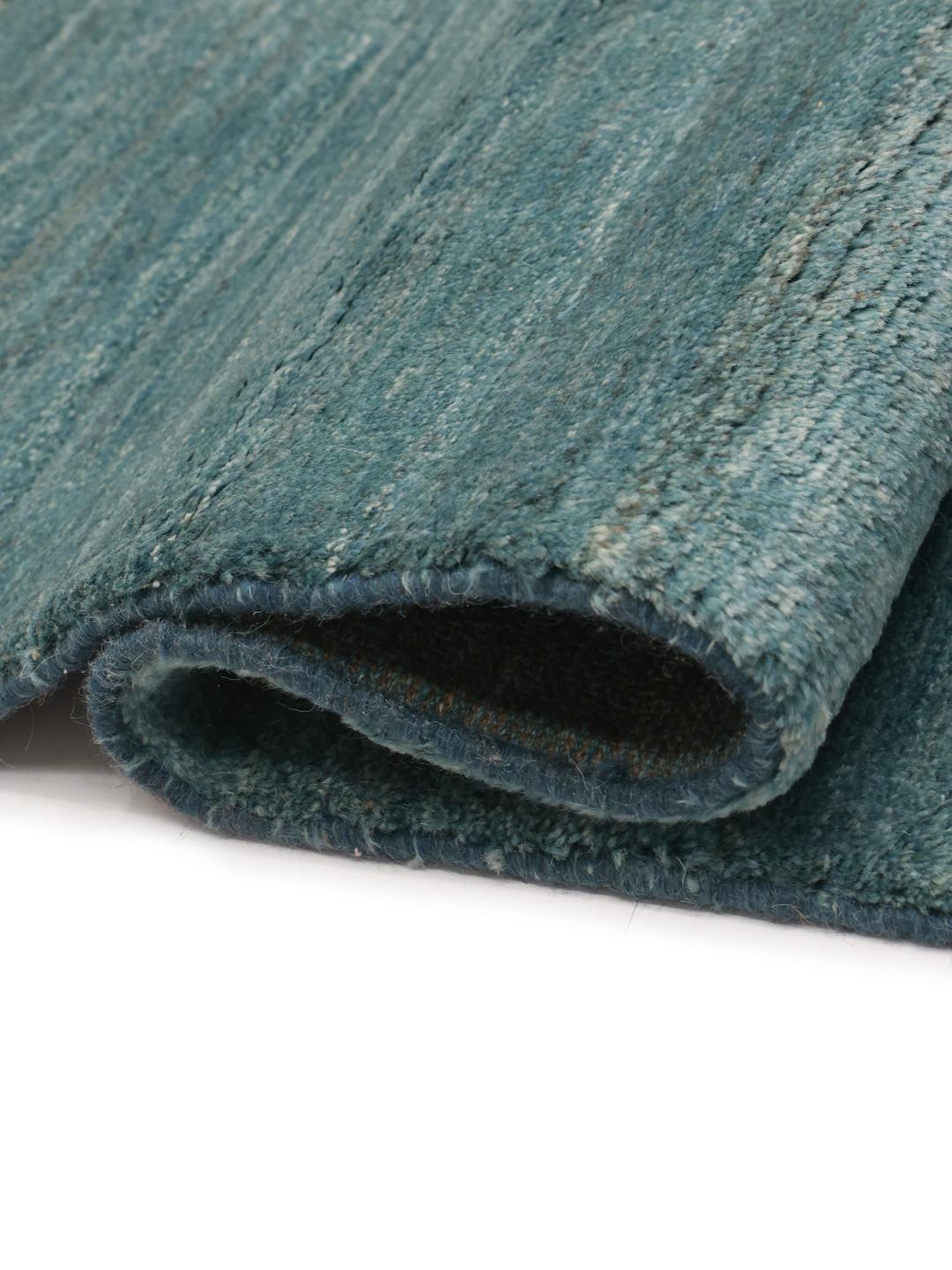 Un tapis Gabbeh rectangulaire noué à la main provenant du Moyen-Orient, dans des tons bleu profond.