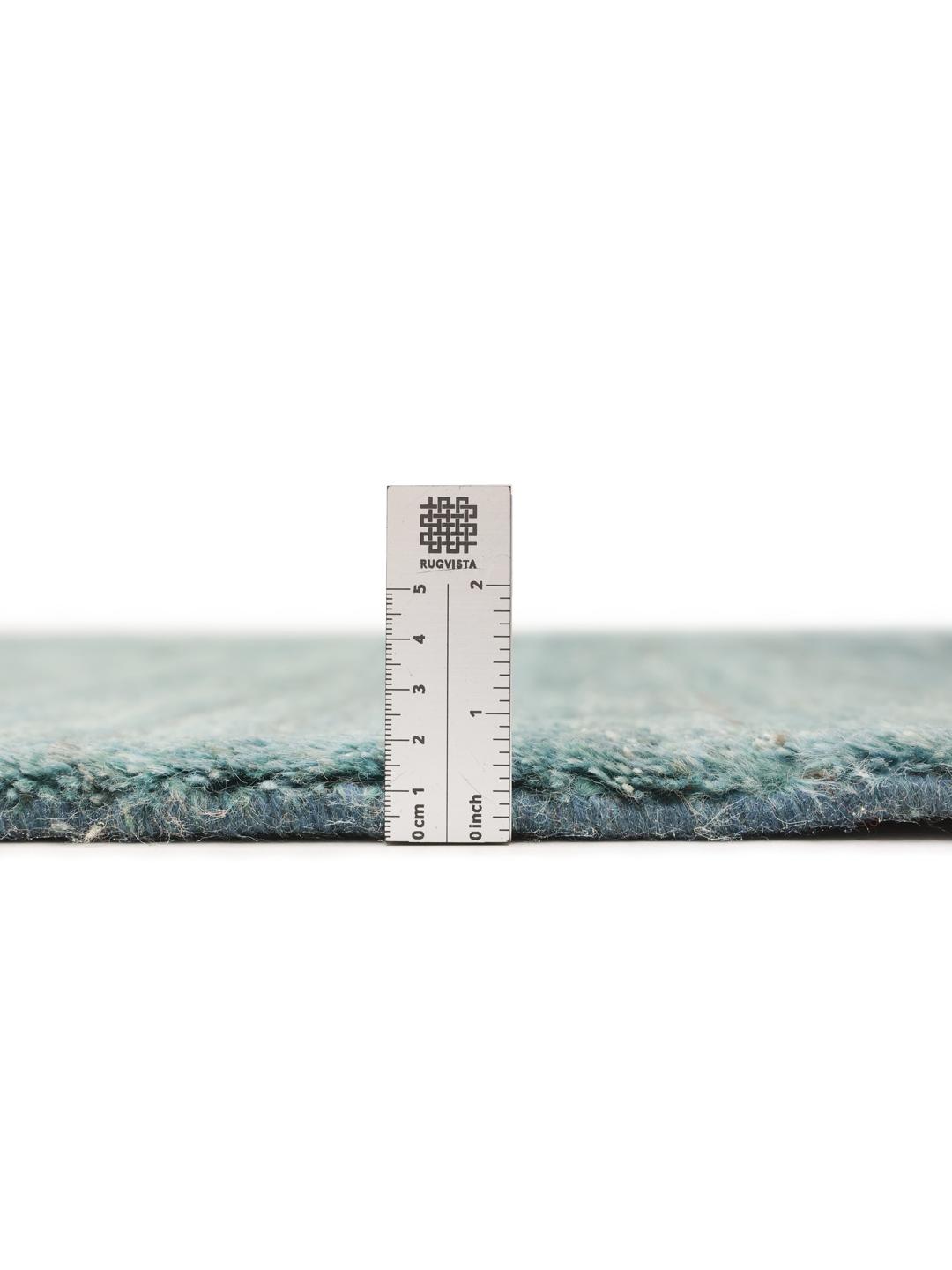 Un tapis Gabbeh rectangulaire noué à la main provenant du Moyen-Orient, dans des tons bleu profond.