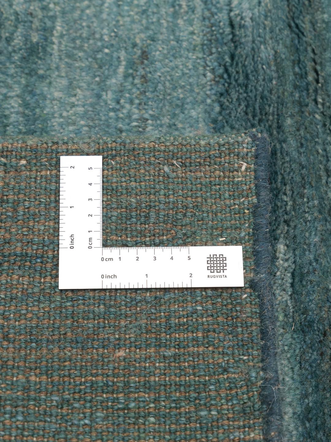 Un tapis Gabbeh rectangulaire noué à la main provenant du Moyen-Orient, dans des tons bleu profond.