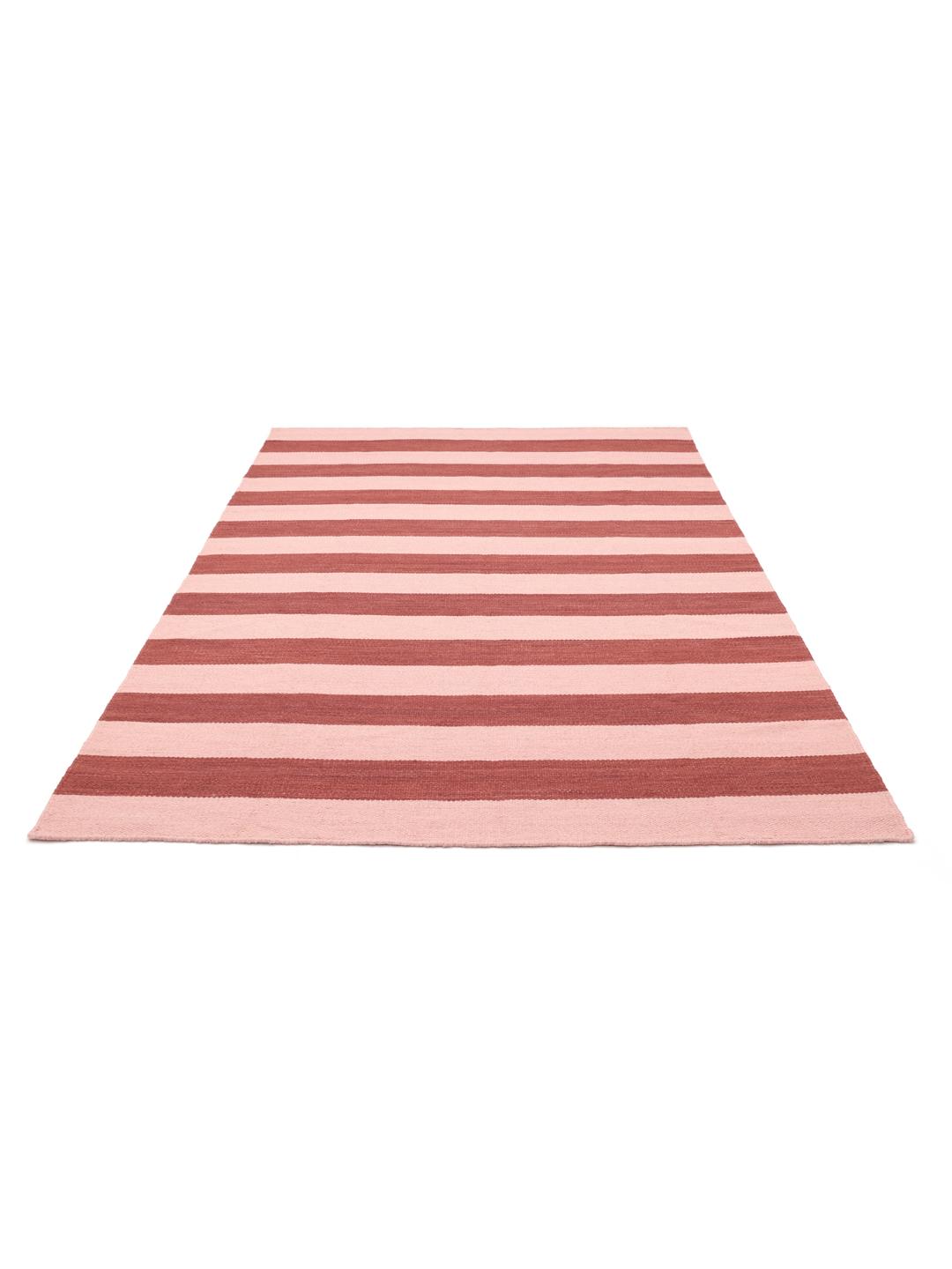 Handgeweven rood en roze tapijt met een gestreept patroon