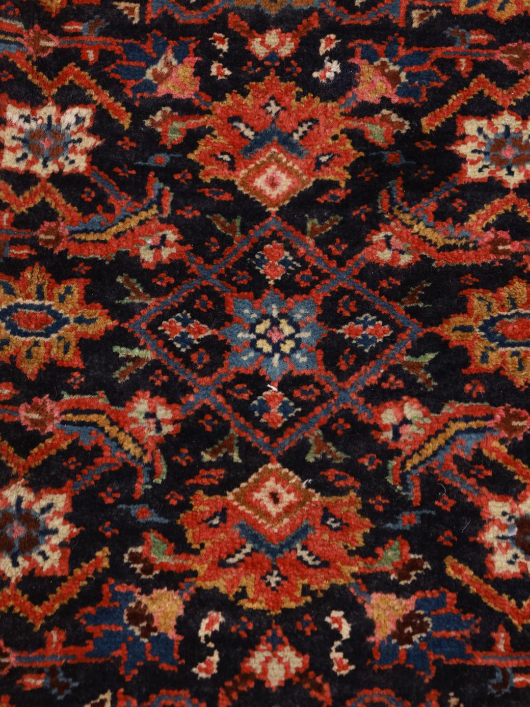 Met de hand geknoopt Wiss tapijt met traditionele patronen uit het Midden-Oosten in donkerrood en blauw