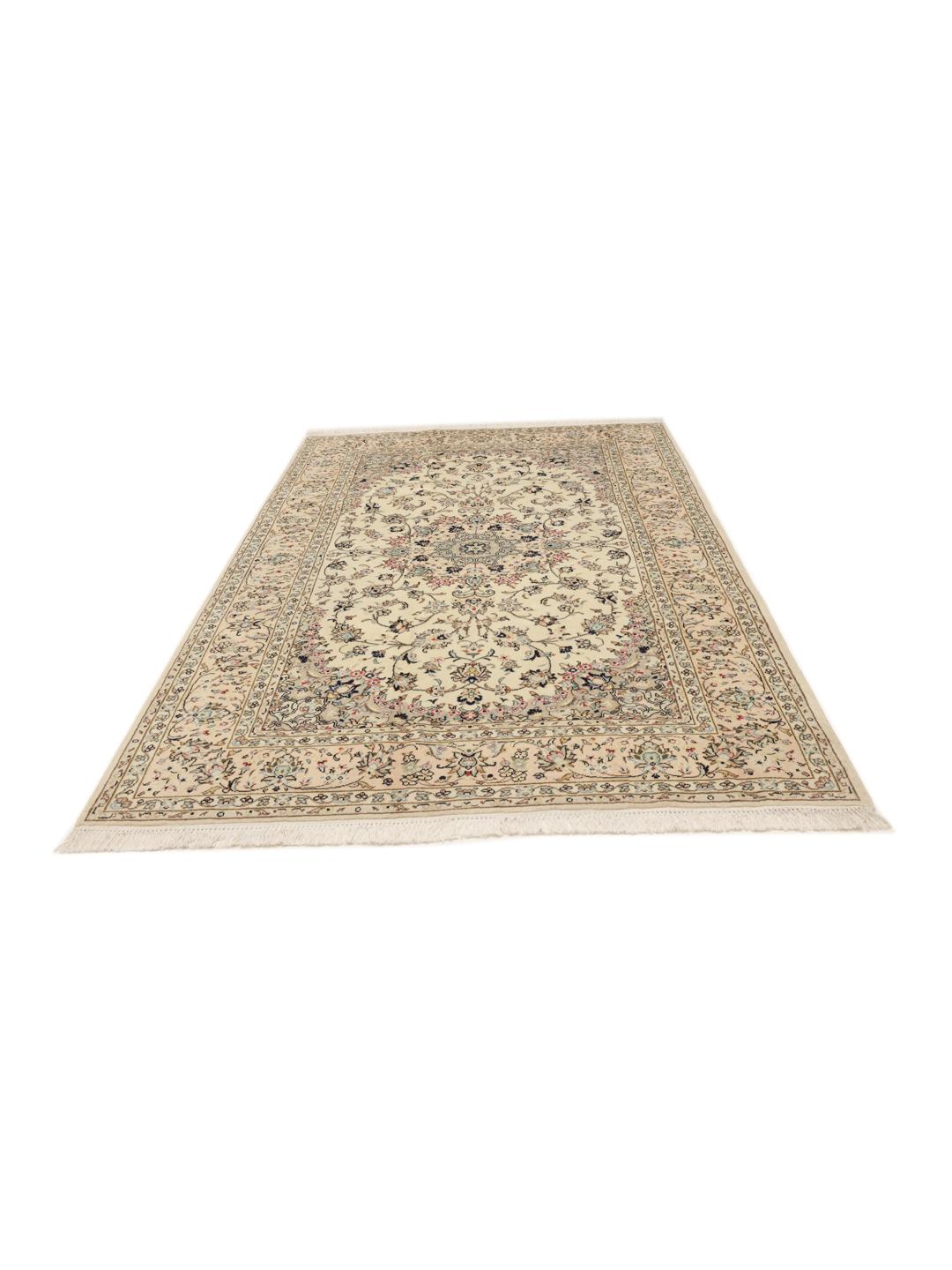 Tapis Yazd noué à la main provenant du Moyen-Orient avec un fond beige et des motifs floraux