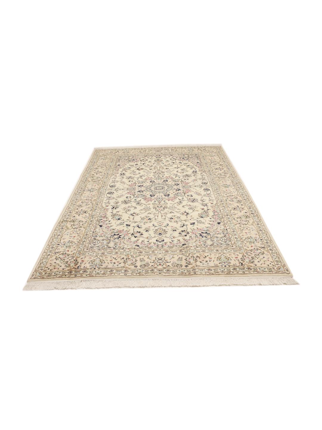 Tapis Yazd noué à la main provenant du Moyen-Orient avec un fond beige et des motifs floraux