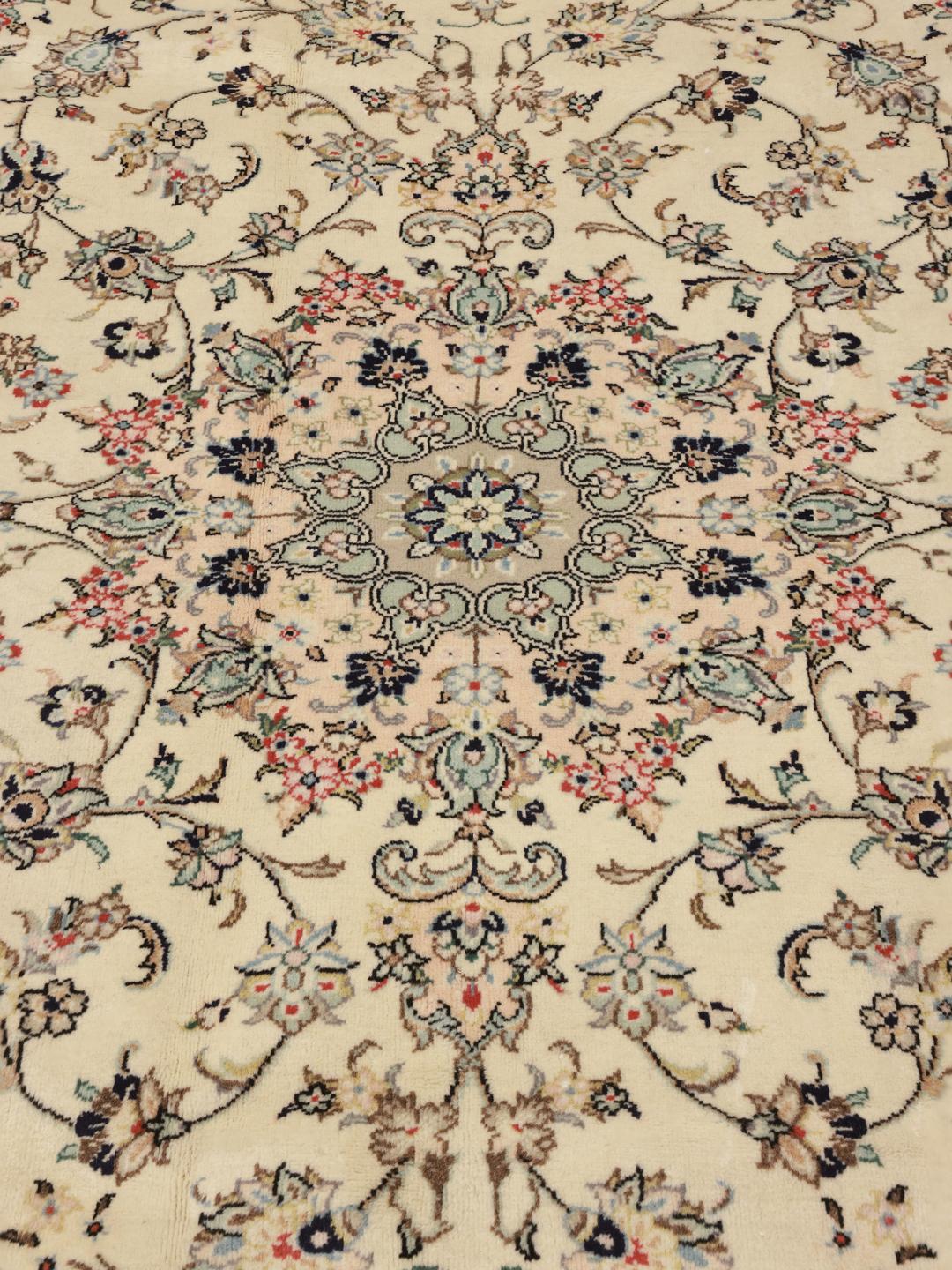 Tapis Yazd noué à la main provenant du Moyen-Orient avec un fond beige et des motifs floraux